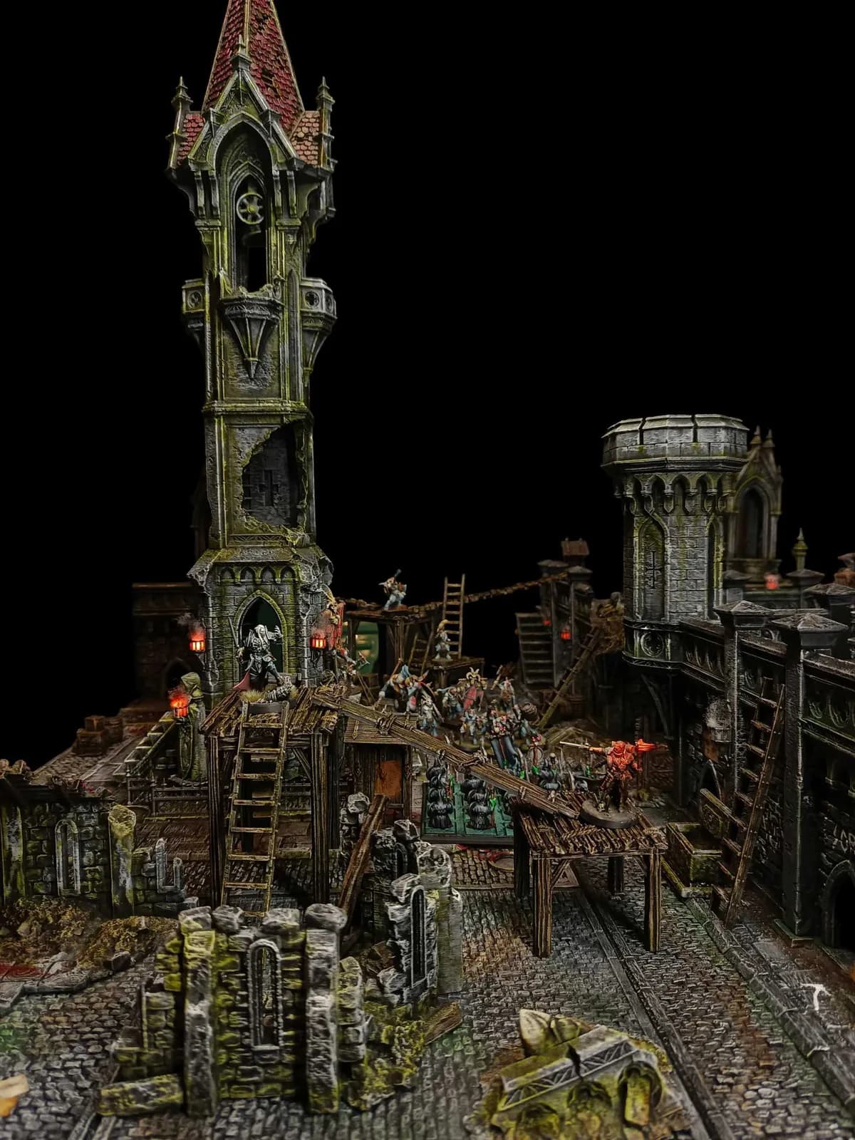 Haute tour en ruines et échafaudages de bois