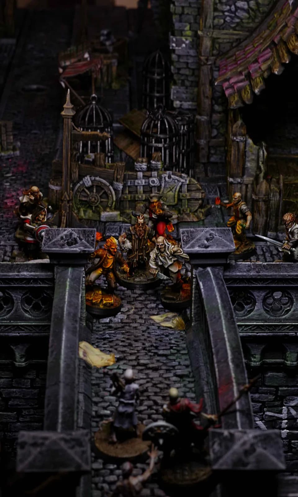 Pont en pierre avec figurines en combat