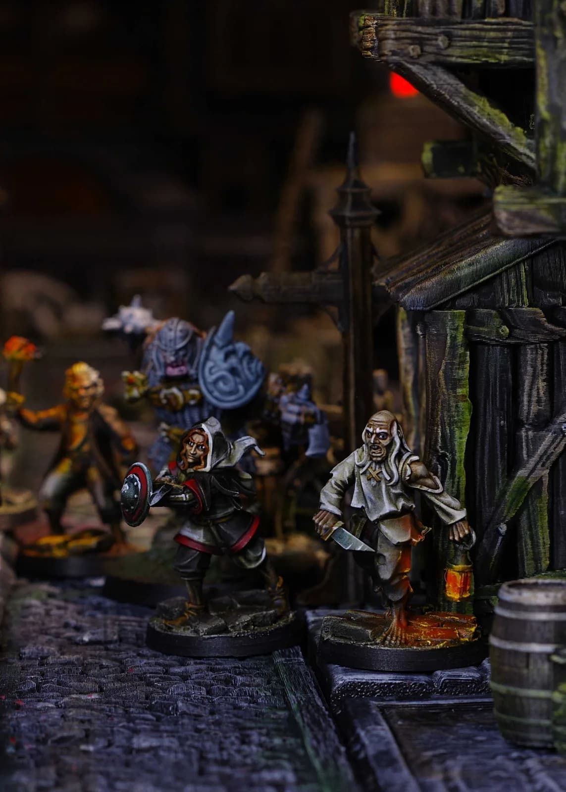 Figurines en action dans les ruelles